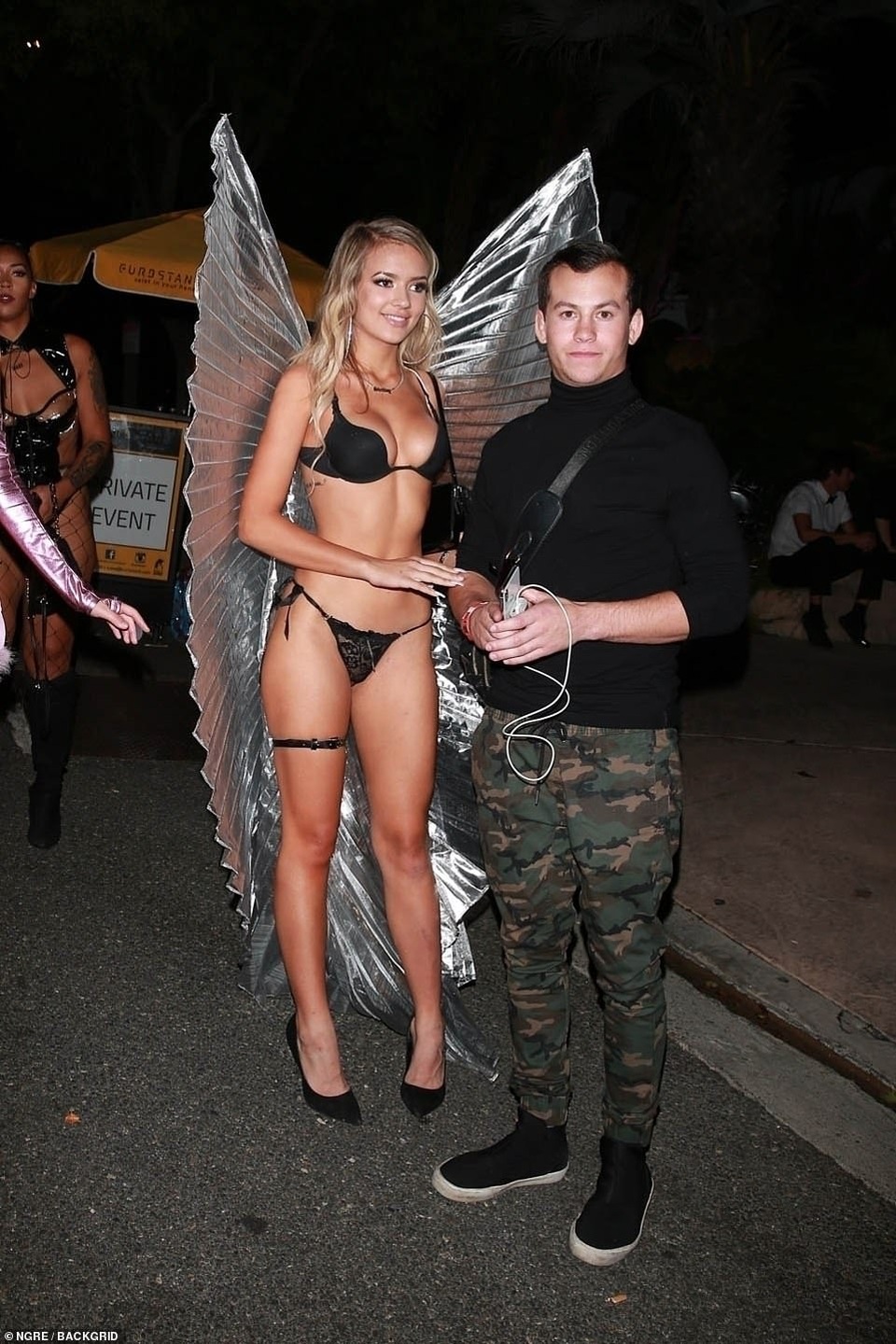 Dàn người đẹp mặc táo bạo tại tiệc Halloween của Paris Hilton - 4