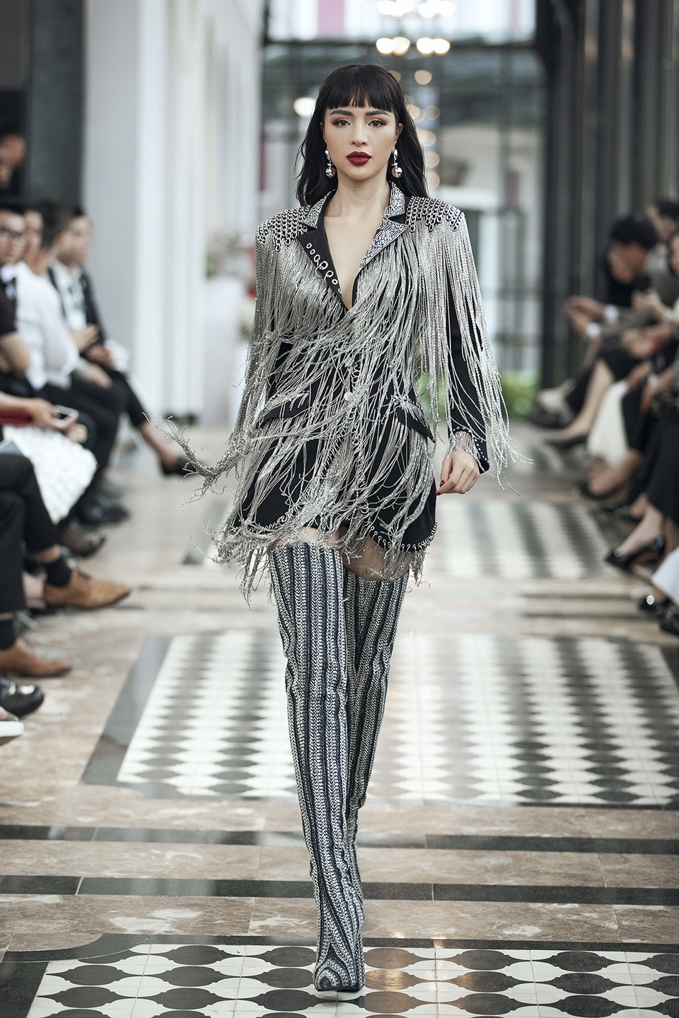 Hoa hậu Tiểu Vy, người đẹp Vũ Ngọc Anh catwalk xuất thần giữa Sapa giá lạnh - 16 Hoa hậu Tiểu Vy, người đẹp Vũ Ngọc Anh catwalk xuất thần giữa Sapa giá lạnh - 16