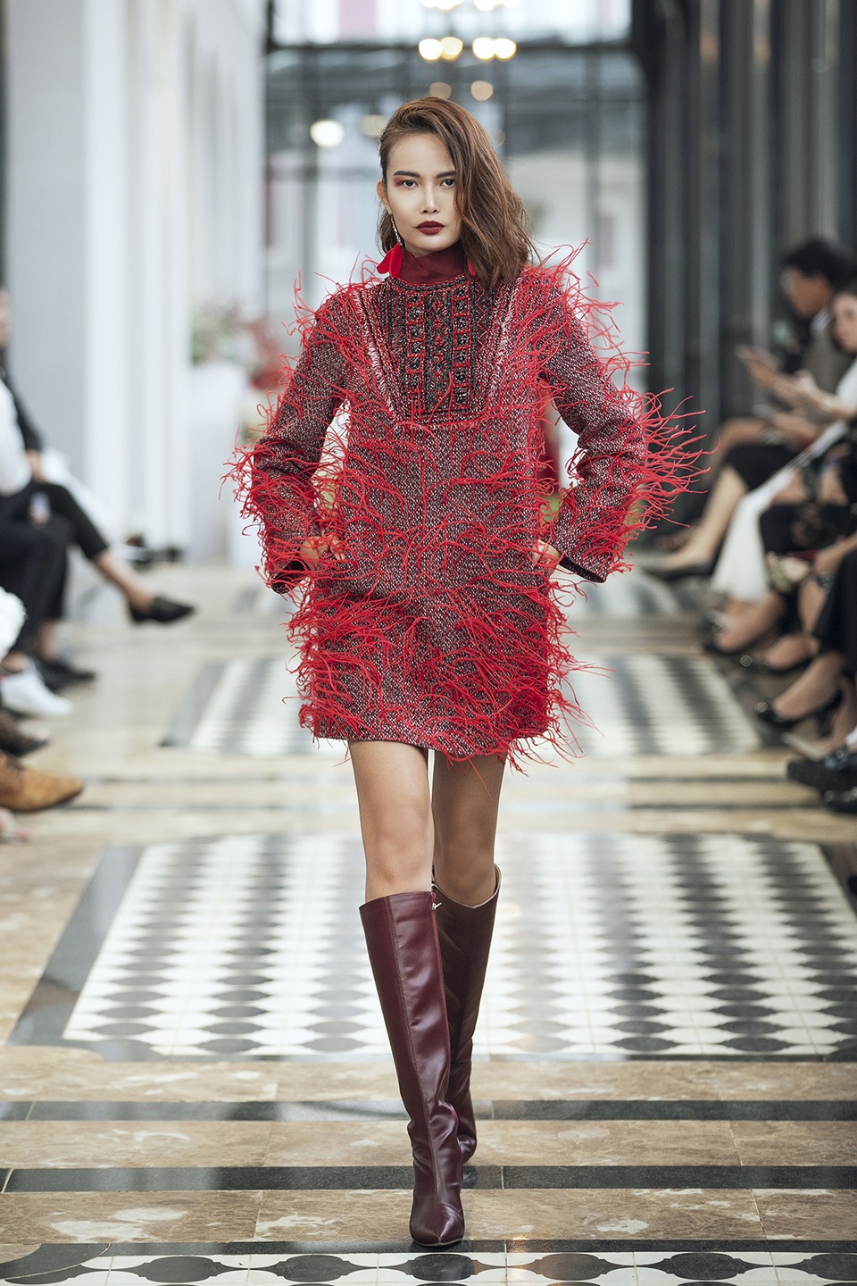 Hoa hậu Tiểu Vy, người đẹp Vũ Ngọc Anh catwalk xuất thần giữa Sapa giá lạnh - 18 Hoa hậu Tiểu Vy, người đẹp Vũ Ngọc Anh catwalk xuất thần giữa Sapa giá lạnh - 18