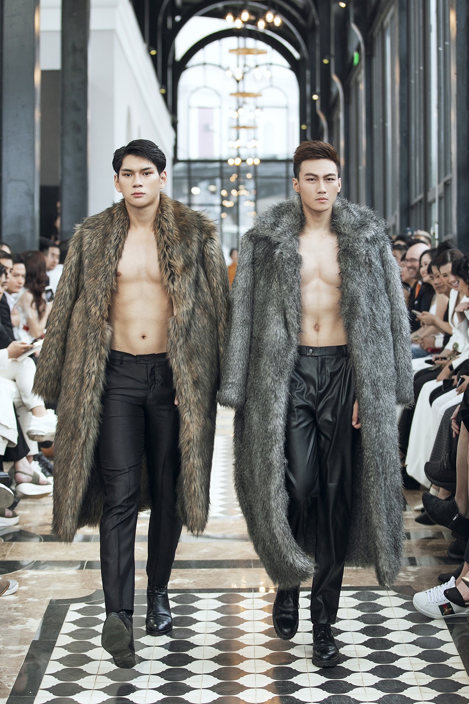 Hoa hậu Tiểu Vy, người đẹp Vũ Ngọc Anh catwalk xuất thần giữa Sapa giá lạnh - 20 Hoa hậu Tiểu Vy, người đẹp Vũ Ngọc Anh catwalk xuất thần giữa Sapa giá lạnh - 20