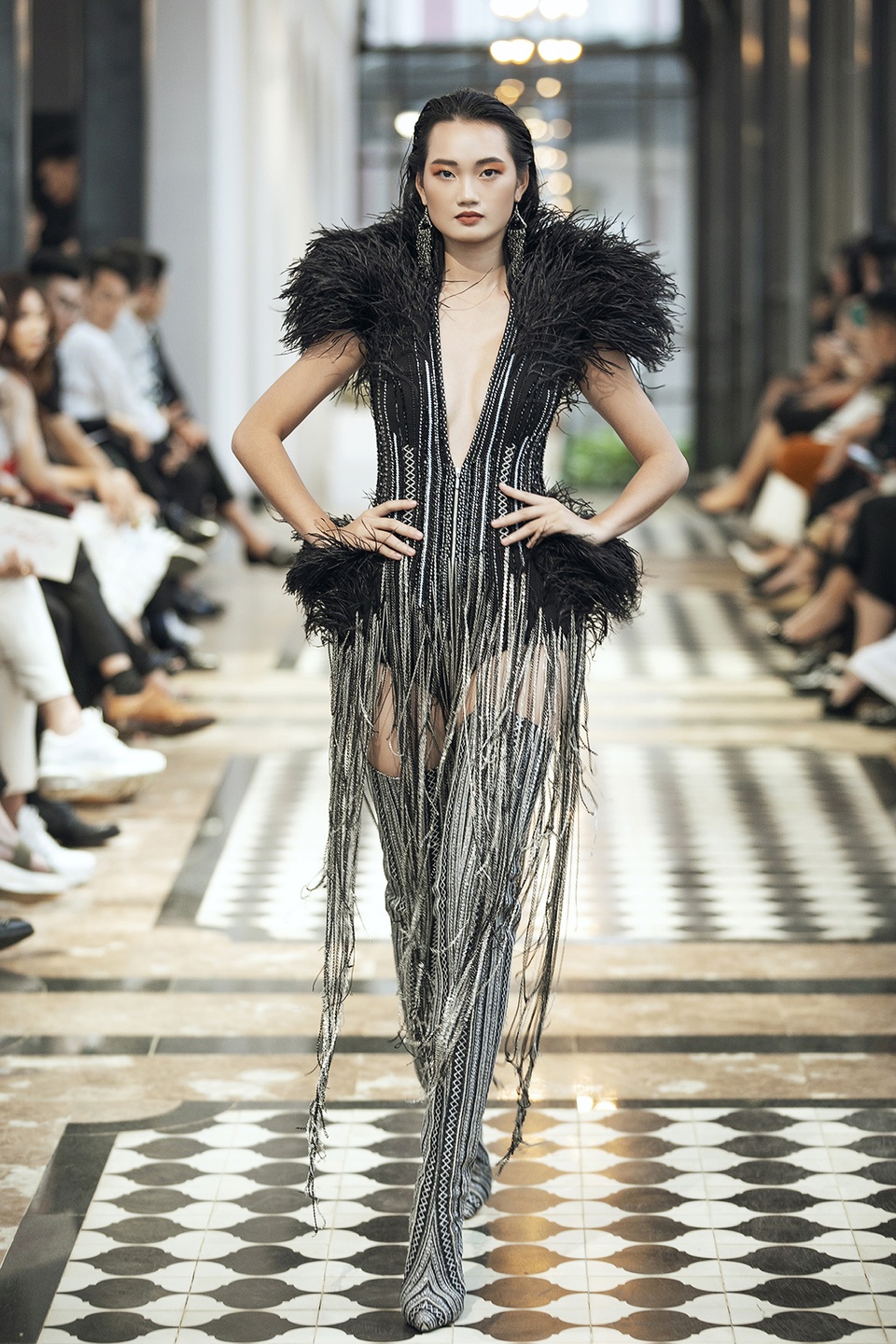 Hoa hậu Tiểu Vy, người đẹp Vũ Ngọc Anh catwalk xuất thần giữa Sapa giá lạnh - 15 Hoa hậu Tiểu Vy, người đẹp Vũ Ngọc Anh catwalk xuất thần giữa Sapa giá lạnh - 15