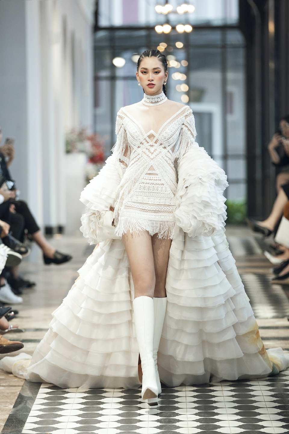 Hoa hậu Tiểu Vy, người đẹp Vũ Ngọc Anh catwalk xuất thần giữa Sapa giá lạnh - 6 Hoa hậu Tiểu Vy, người đẹp Vũ Ngọc Anh catwalk xuất thần giữa Sapa giá lạnh - 6