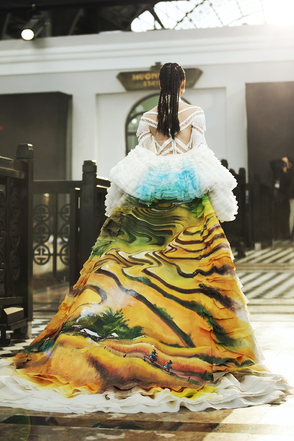Hoa hậu Tiểu Vy, người đẹp Vũ Ngọc Anh catwalk xuất thần giữa Sapa giá lạnh - 7 Hoa hậu Tiểu Vy, người đẹp Vũ Ngọc Anh catwalk xuất thần giữa Sapa giá lạnh - 7