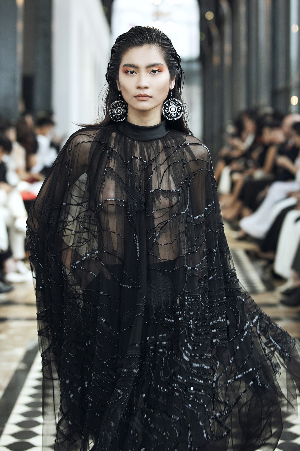 Hoa hậu Tiểu Vy, người đẹp Vũ Ngọc Anh catwalk xuất thần giữa Sapa giá lạnh - 12 Hoa hậu Tiểu Vy, người đẹp Vũ Ngọc Anh catwalk xuất thần giữa Sapa giá lạnh - 12