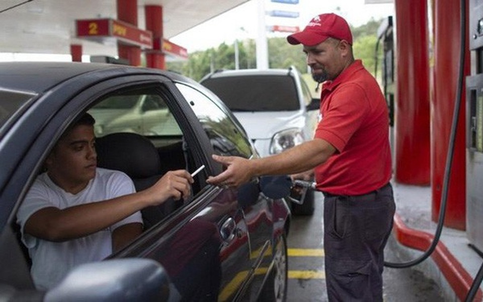Tiền mất giá, người dân Venezuela dùng kẹo, thuốc lá...để mua xăng - 1 Tiền mất giá, người dân Venezuela dùng kẹo, thuốc lá...để mua xăng - 1