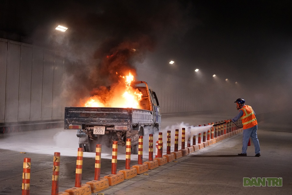 Gay cấn màn diễn tập cứu nạn bên trong hầm vượt sông Sài Gòn - 1 Gay cấn màn diễn tập cứu nạn bên trong hầm vượt sông Sài Gòn - 1