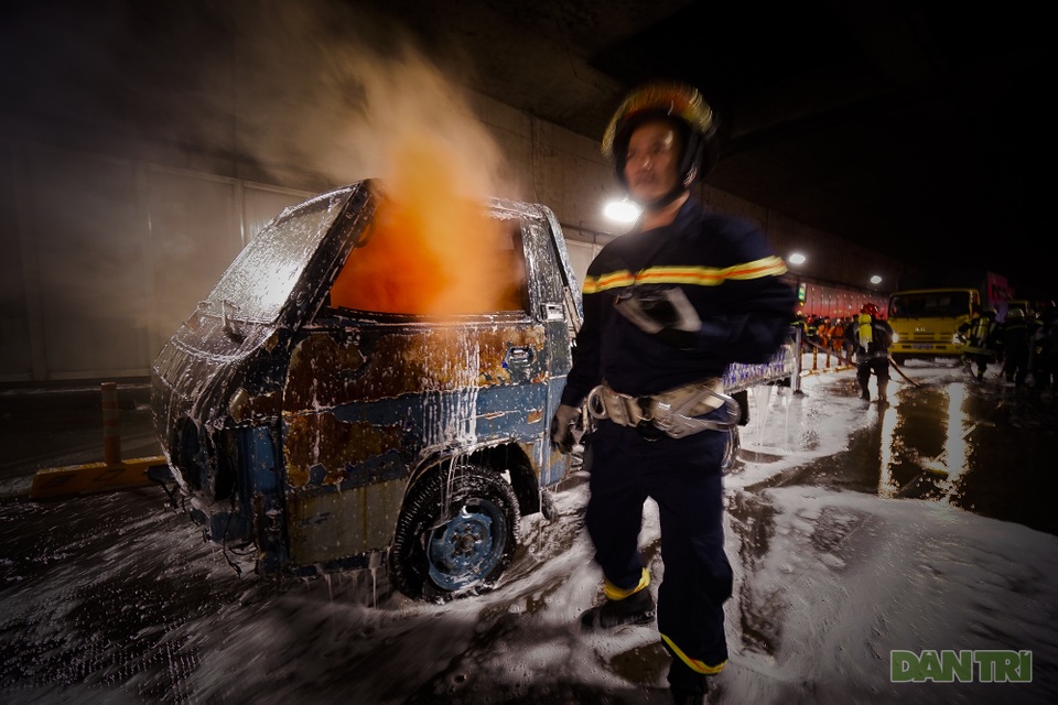 Gay cấn màn diễn tập cứu nạn bên trong hầm vượt sông Sài Gòn - 10 Gay cấn màn diễn tập cứu nạn bên trong hầm vượt sông Sài Gòn - 10