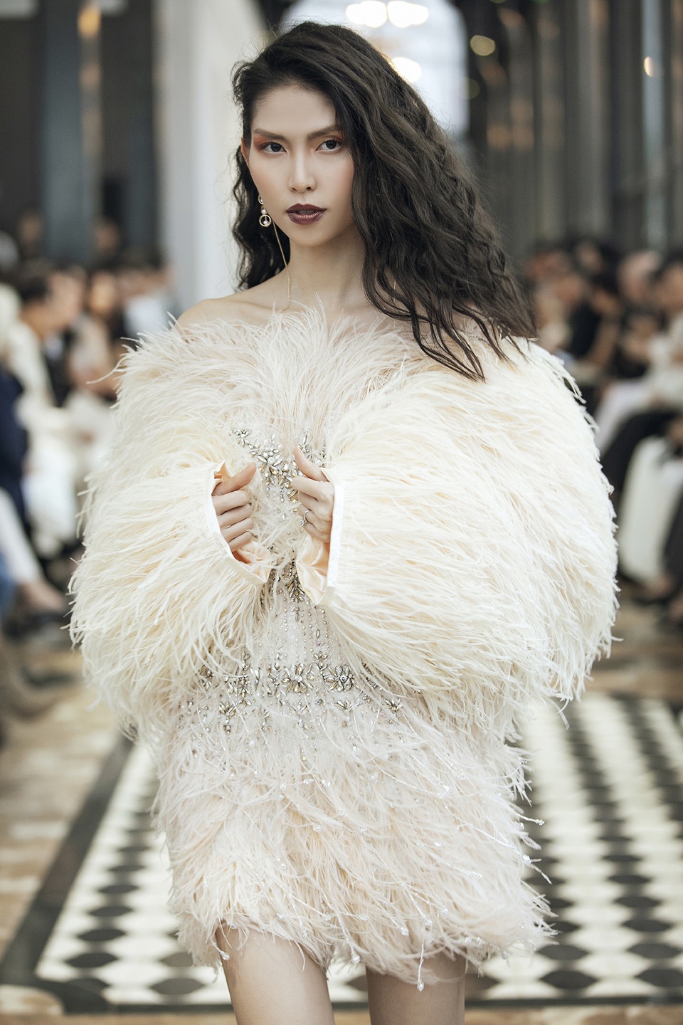 Hoa hậu Tiểu Vy, người đẹp Vũ Ngọc Anh catwalk xuất thần giữa Sapa giá lạnh - 17 Hoa hậu Tiểu Vy, người đẹp Vũ Ngọc Anh catwalk xuất thần giữa Sapa giá lạnh - 17