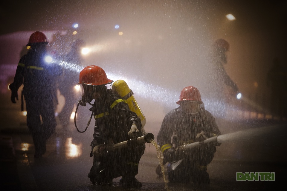 Gay cấn màn diễn tập cứu nạn bên trong hầm vượt sông Sài Gòn - 11 Gay cấn màn diễn tập cứu nạn bên trong hầm vượt sông Sài Gòn - 11