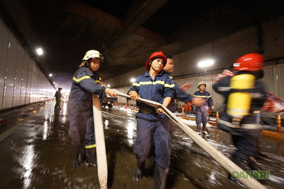 Gay cấn màn diễn tập cứu nạn bên trong hầm vượt sông Sài Gòn - 13 Gay cấn màn diễn tập cứu nạn bên trong hầm vượt sông Sài Gòn - 13