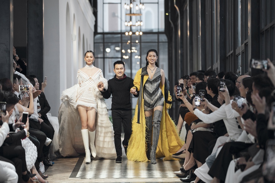 Hoa hậu Tiểu Vy, người đẹp Vũ Ngọc Anh catwalk xuất thần giữa Sapa giá lạnh - 3 Hoa hậu Tiểu Vy, người đẹp Vũ Ngọc Anh catwalk xuất thần giữa Sapa giá lạnh - 3