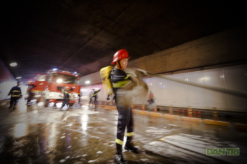 Gay cấn màn diễn tập cứu nạn bên trong hầm vượt sông Sài Gòn - 14 Gay cấn màn diễn tập cứu nạn bên trong hầm vượt sông Sài Gòn - 14