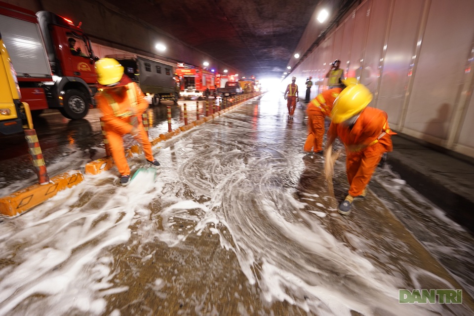 Gay cấn màn diễn tập cứu nạn bên trong hầm vượt sông Sài Gòn - 15 Gay cấn màn diễn tập cứu nạn bên trong hầm vượt sông Sài Gòn - 15