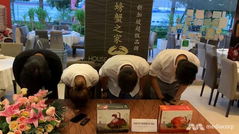 Giám đốc nhà hàng cúi đầu xin lỗi 30 giây vì dùng máy gắp cua sống - 2 Giám đốc nhà hàng cúi đầu xin lỗi 30 giây vì dùng máy gắp cua sống - 2