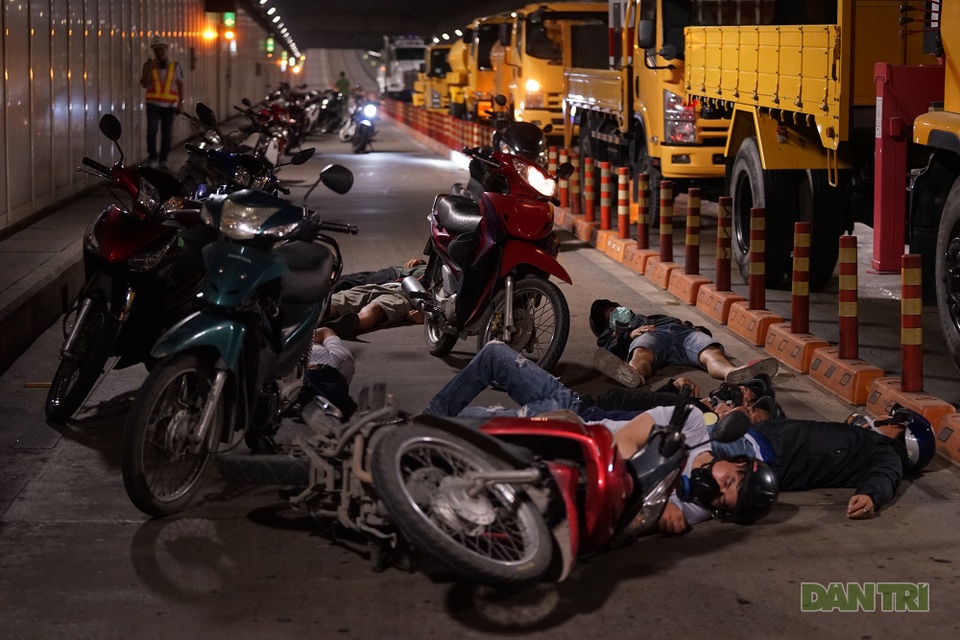 Gay cấn màn diễn tập cứu nạn bên trong hầm vượt sông Sài Gòn - 2 Gay cấn màn diễn tập cứu nạn bên trong hầm vượt sông Sài Gòn - 2