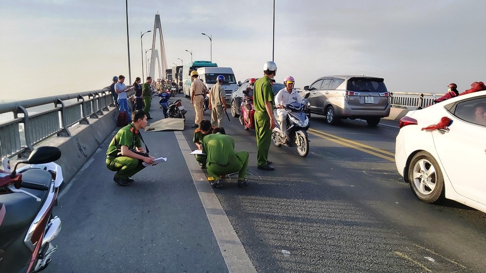 Hai xe máy va chạm trên cầu Rạch Miễu, một phụ nữ tử vong tại chỗ - 1 Hai xe máy va chạm trên cầu Rạch Miễu, một phụ nữ tử vong tại chỗ - 1