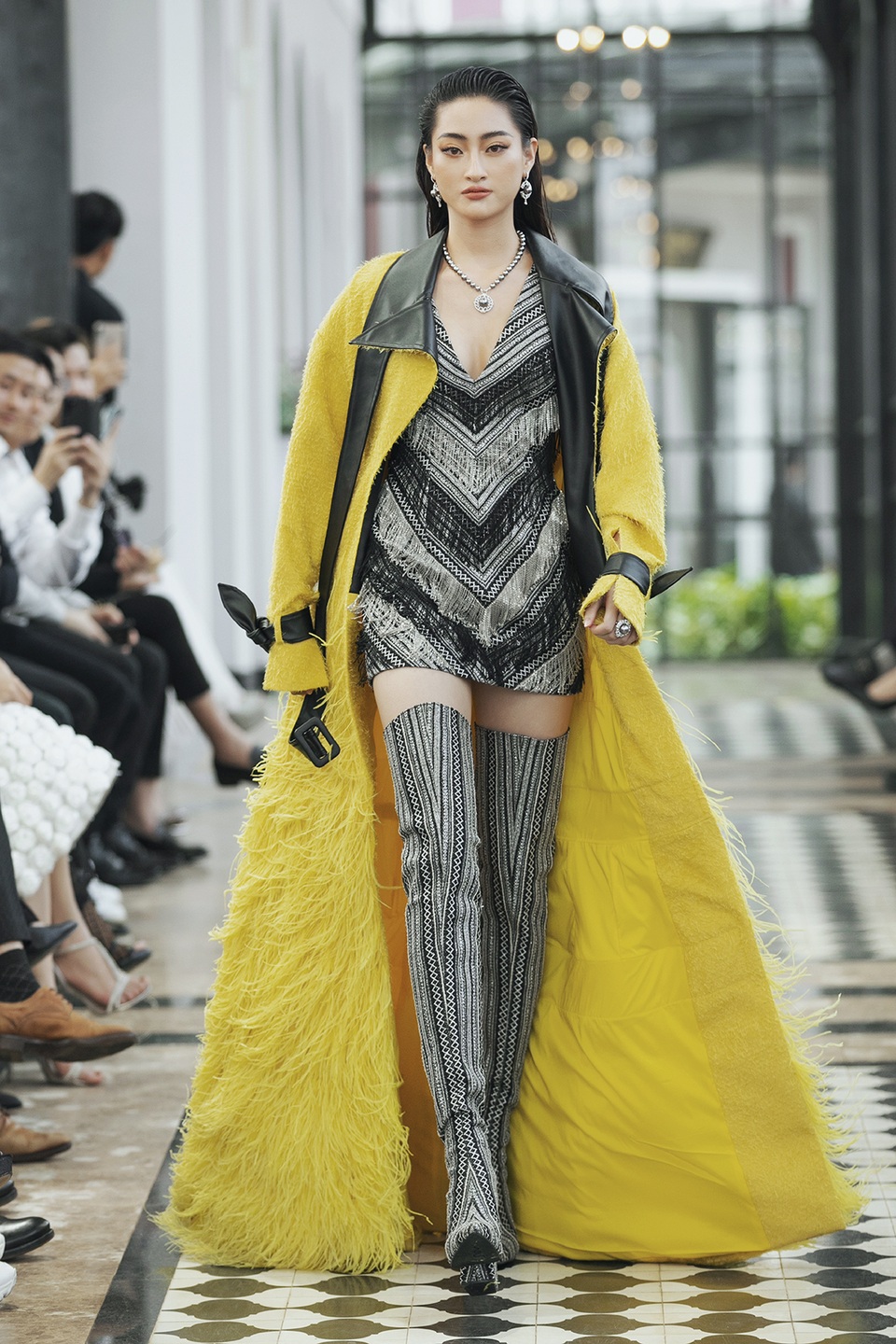 Hoa hậu Tiểu Vy, người đẹp Vũ Ngọc Anh catwalk xuất thần giữa Sapa giá lạnh - 8 Hoa hậu Tiểu Vy, người đẹp Vũ Ngọc Anh catwalk xuất thần giữa Sapa giá lạnh - 8