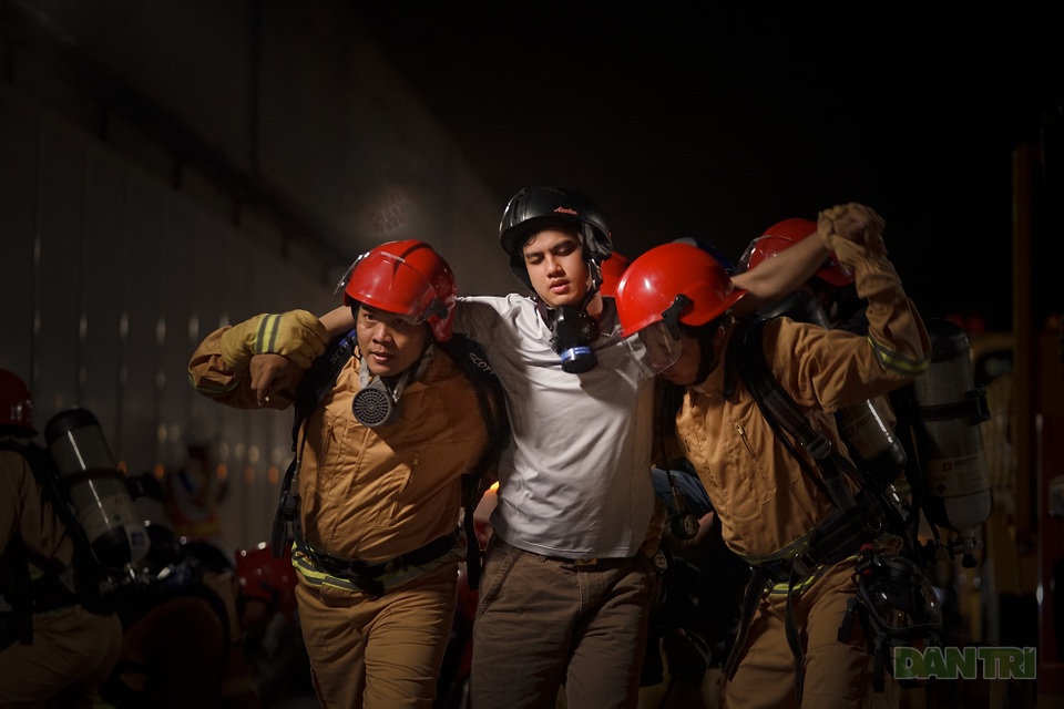 Gay cấn màn diễn tập cứu nạn bên trong hầm vượt sông Sài Gòn - 3 Gay cấn màn diễn tập cứu nạn bên trong hầm vượt sông Sài Gòn - 3