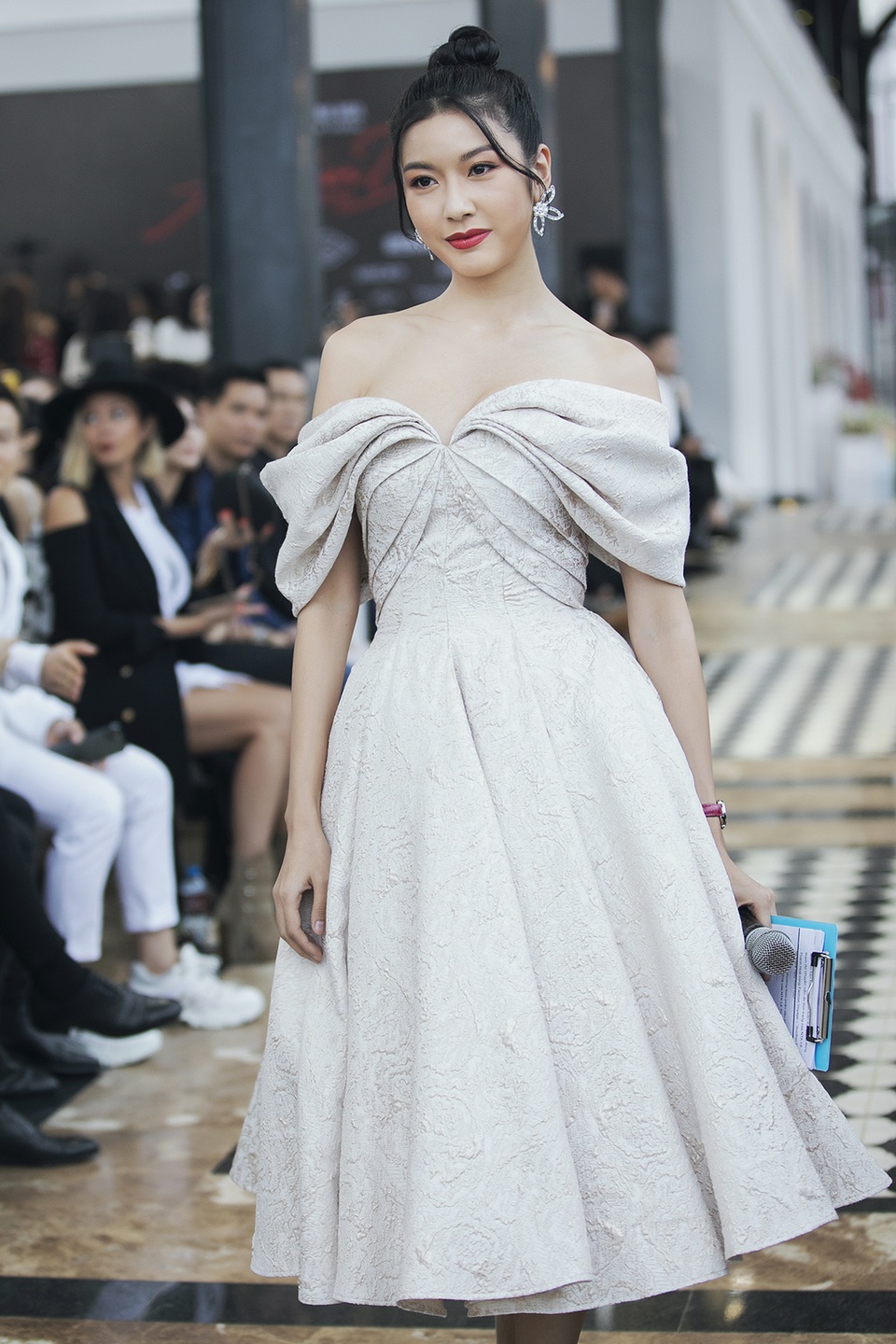 Hoa hậu Tiểu Vy, người đẹp Vũ Ngọc Anh catwalk xuất thần giữa Sapa giá lạnh - 11 Hoa hậu Tiểu Vy, người đẹp Vũ Ngọc Anh catwalk xuất thần giữa Sapa giá lạnh - 11
