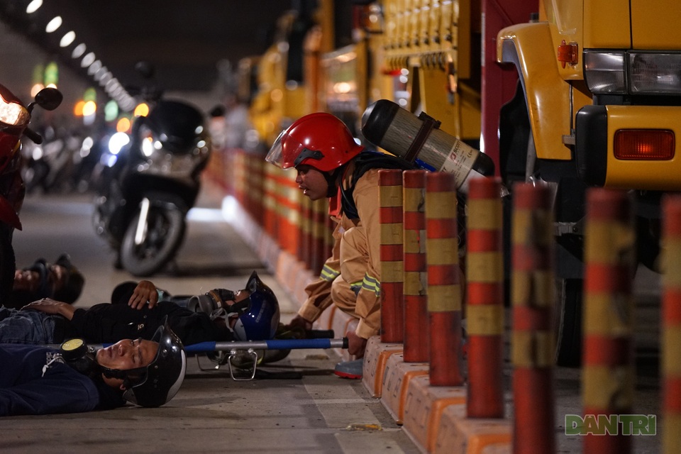 Gay cấn màn diễn tập cứu nạn bên trong hầm vượt sông Sài Gòn - 4 Gay cấn màn diễn tập cứu nạn bên trong hầm vượt sông Sài Gòn - 4