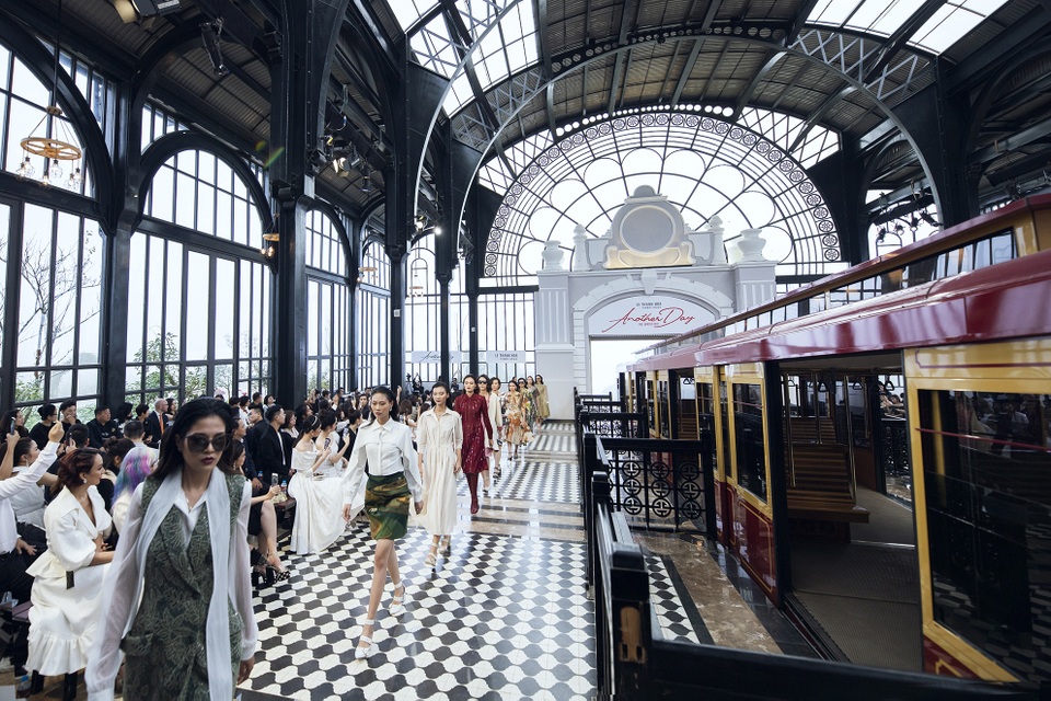 Hoa hậu Tiểu Vy, người đẹp Vũ Ngọc Anh catwalk xuất thần giữa Sapa giá lạnh - 14 Hoa hậu Tiểu Vy, người đẹp Vũ Ngọc Anh catwalk xuất thần giữa Sapa giá lạnh - 14