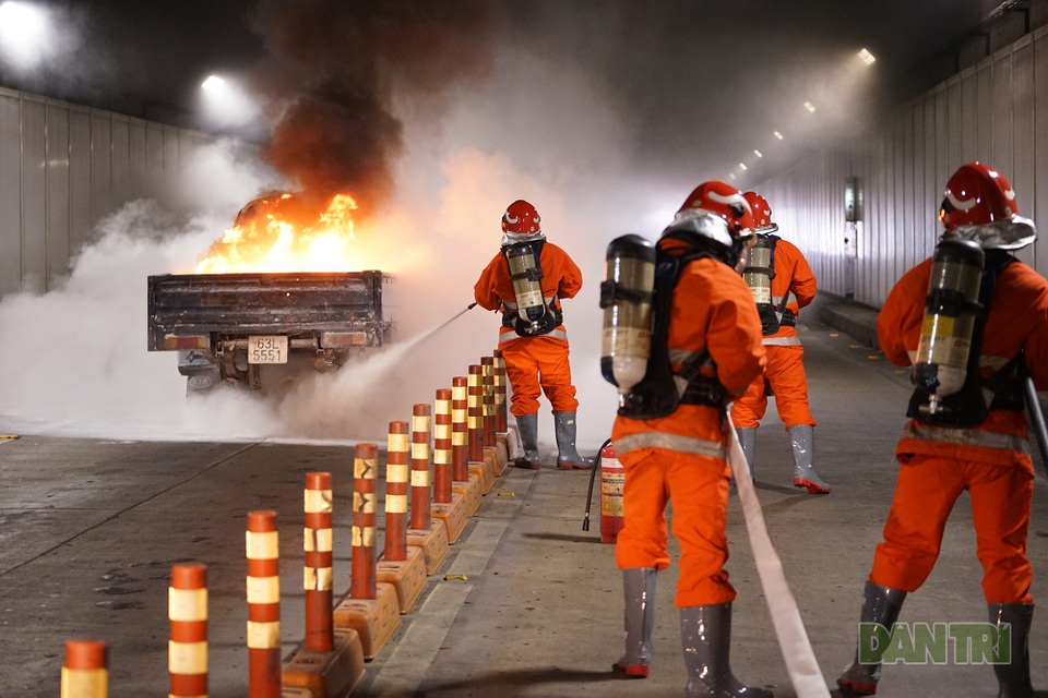 Gay cấn màn diễn tập cứu nạn bên trong hầm vượt sông Sài Gòn - 5 Gay cấn màn diễn tập cứu nạn bên trong hầm vượt sông Sài Gòn - 5