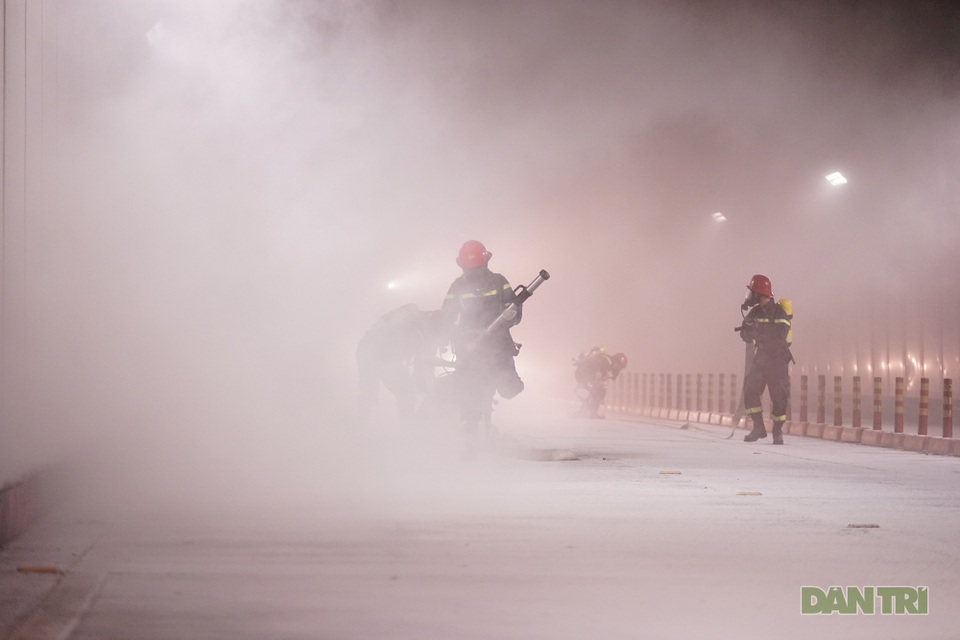 Gay cấn màn diễn tập cứu nạn bên trong hầm vượt sông Sài Gòn - 6 Gay cấn màn diễn tập cứu nạn bên trong hầm vượt sông Sài Gòn - 6