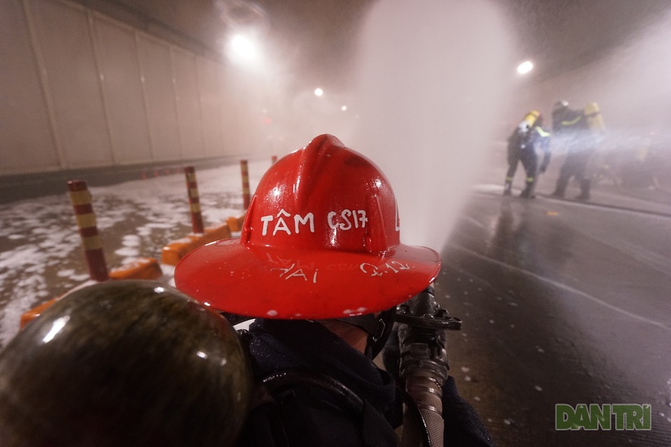 Gay cấn màn diễn tập cứu nạn bên trong hầm vượt sông Sài Gòn - 8 Gay cấn màn diễn tập cứu nạn bên trong hầm vượt sông Sài Gòn - 8