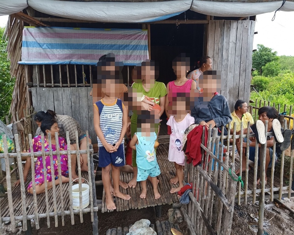 Người phụ nữ mới sinh và 7 cháu bé thoát nạn khi căn nhà lá bốc cháy - 1 Người phụ nữ mới sinh và 7 cháu bé thoát nạn khi căn nhà lá bốc cháy - 1