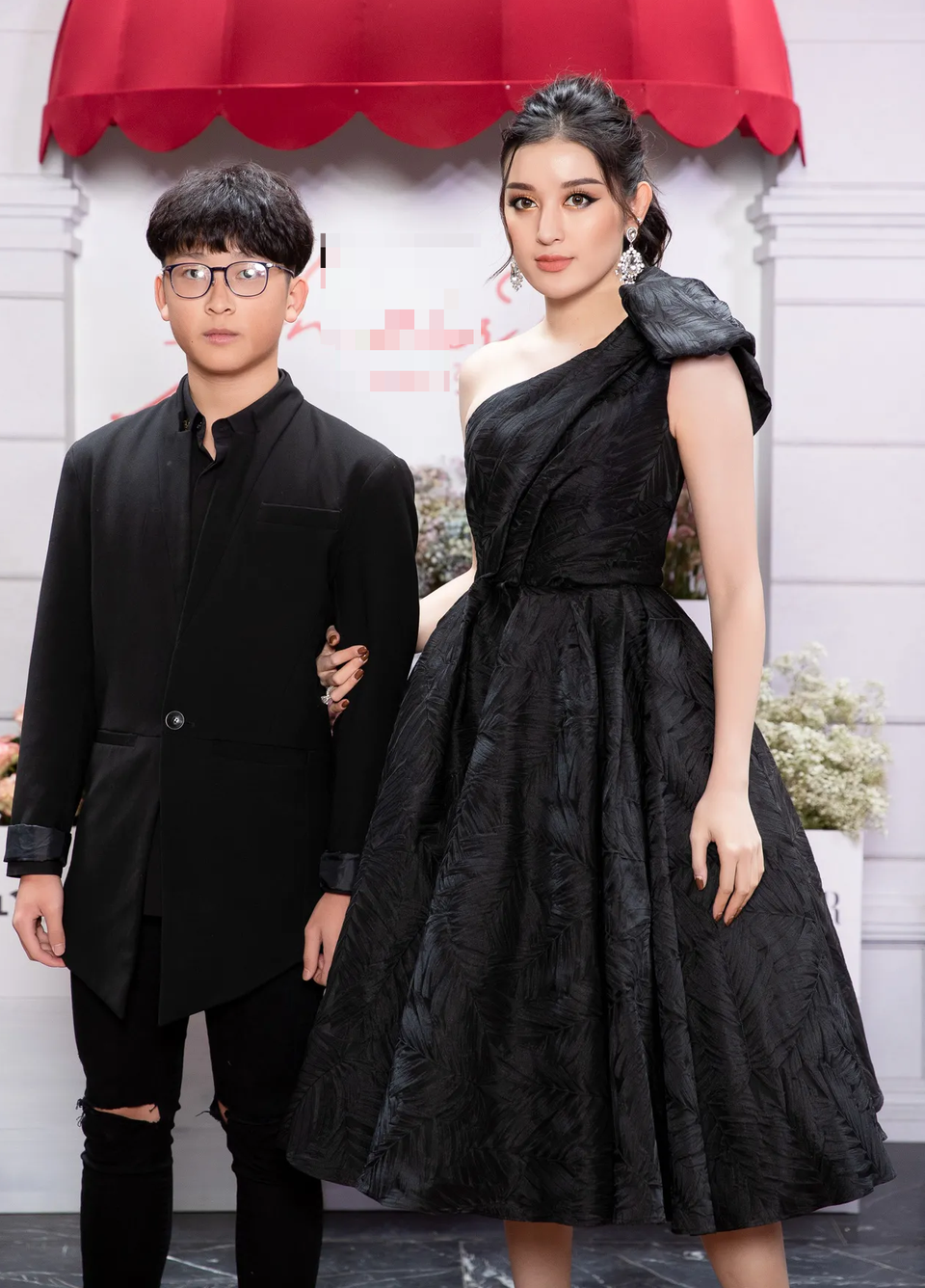 Đông Nhi - Ông Cao Thắng mặc như cô dâu chú rể trước “đám cưới thế kỷ” - 14 Đông Nhi - Ông Cao Thắng mặc như cô dâu chú rể trước “đám cưới thế kỷ” - 14