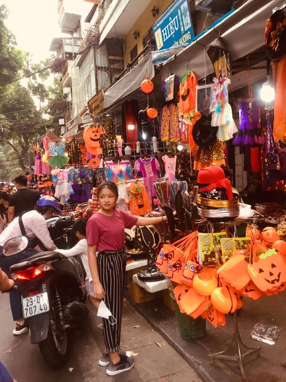 Thị trường Halloween: Tràn ngập sản phẩm xuất xứ từ Trung Quốc - 8 Thị trường Halloween: Tràn ngập sản phẩm xuất xứ từ Trung Quốc - 8