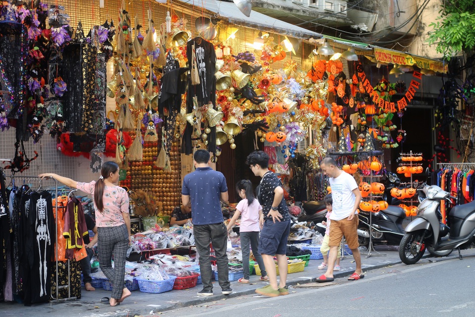 Đồ chơi ma quỷ kinh dị tràn ngập phố cổ trước ngày Halloween - 1 Đồ chơi ma quỷ kinh dị tràn ngập phố cổ trước ngày Halloween - 1