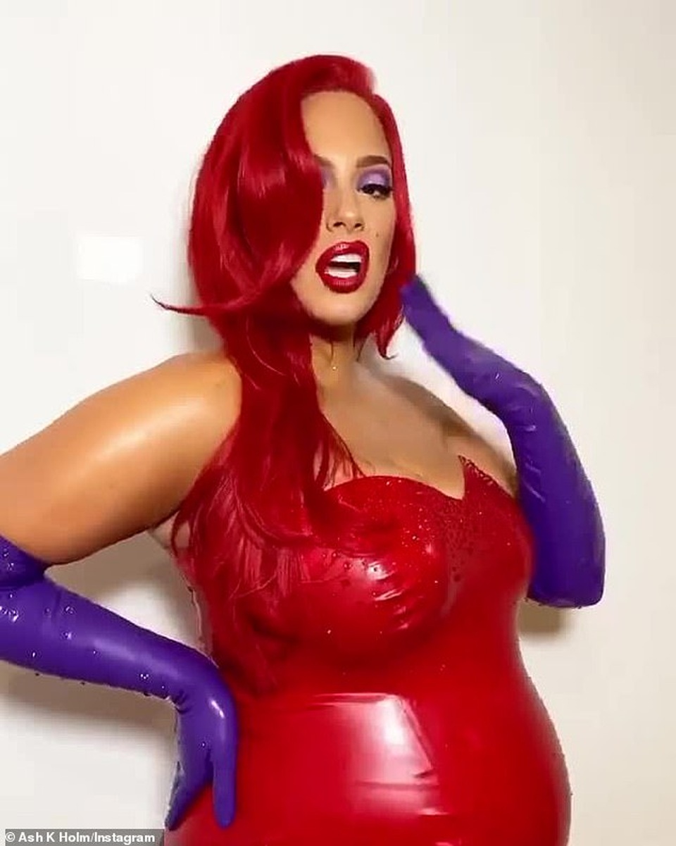Ashley Graham bế bụng bầu đi dự tiệc hóa trang - 5 Ashley Graham bế bụng bầu đi dự tiệc hóa trang - 5