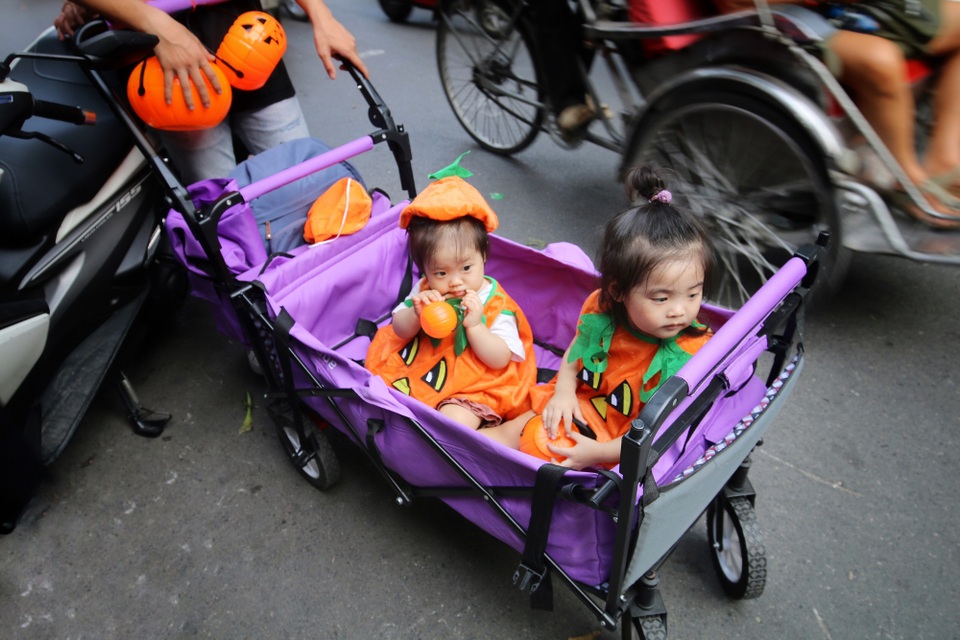 Đồ chơi ma quỷ kinh dị tràn ngập phố cổ trước ngày Halloween - 10 Đồ chơi ma quỷ kinh dị tràn ngập phố cổ trước ngày Halloween - 10