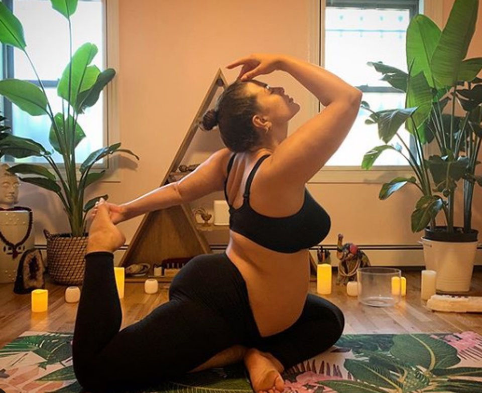 Ashley Graham bế bụng bầu đi dự tiệc hóa trang - 7 Ashley Graham bế bụng bầu đi dự tiệc hóa trang - 7