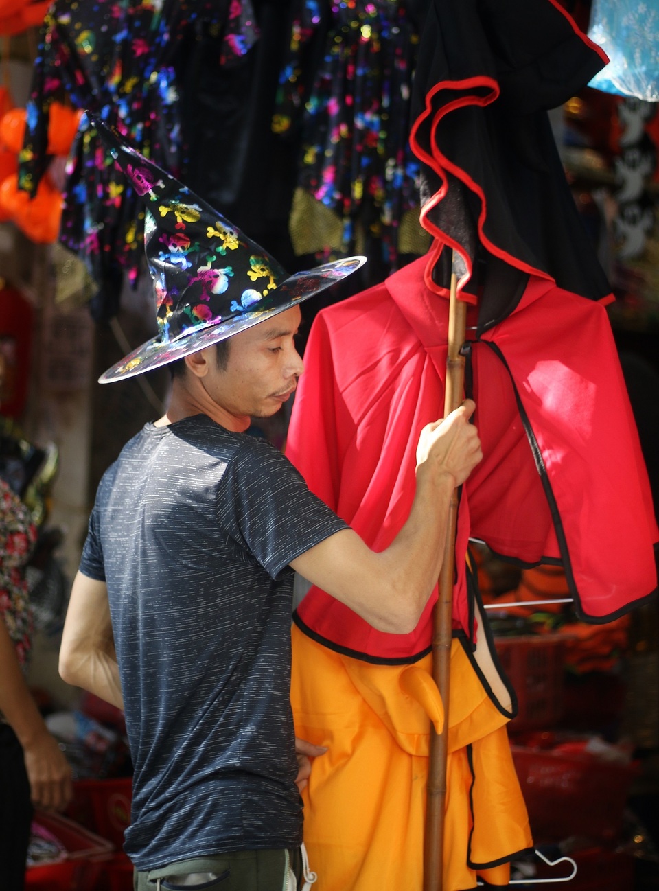 Đồ chơi ma quỷ kinh dị tràn ngập phố cổ trước ngày Halloween - 11 Đồ chơi ma quỷ kinh dị tràn ngập phố cổ trước ngày Halloween - 11