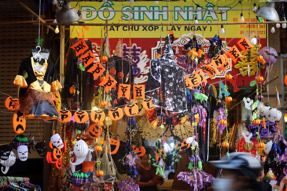 Đồ chơi ma quỷ kinh dị tràn ngập phố cổ trước ngày Halloween - 2 Đồ chơi ma quỷ kinh dị tràn ngập phố cổ trước ngày Halloween - 2