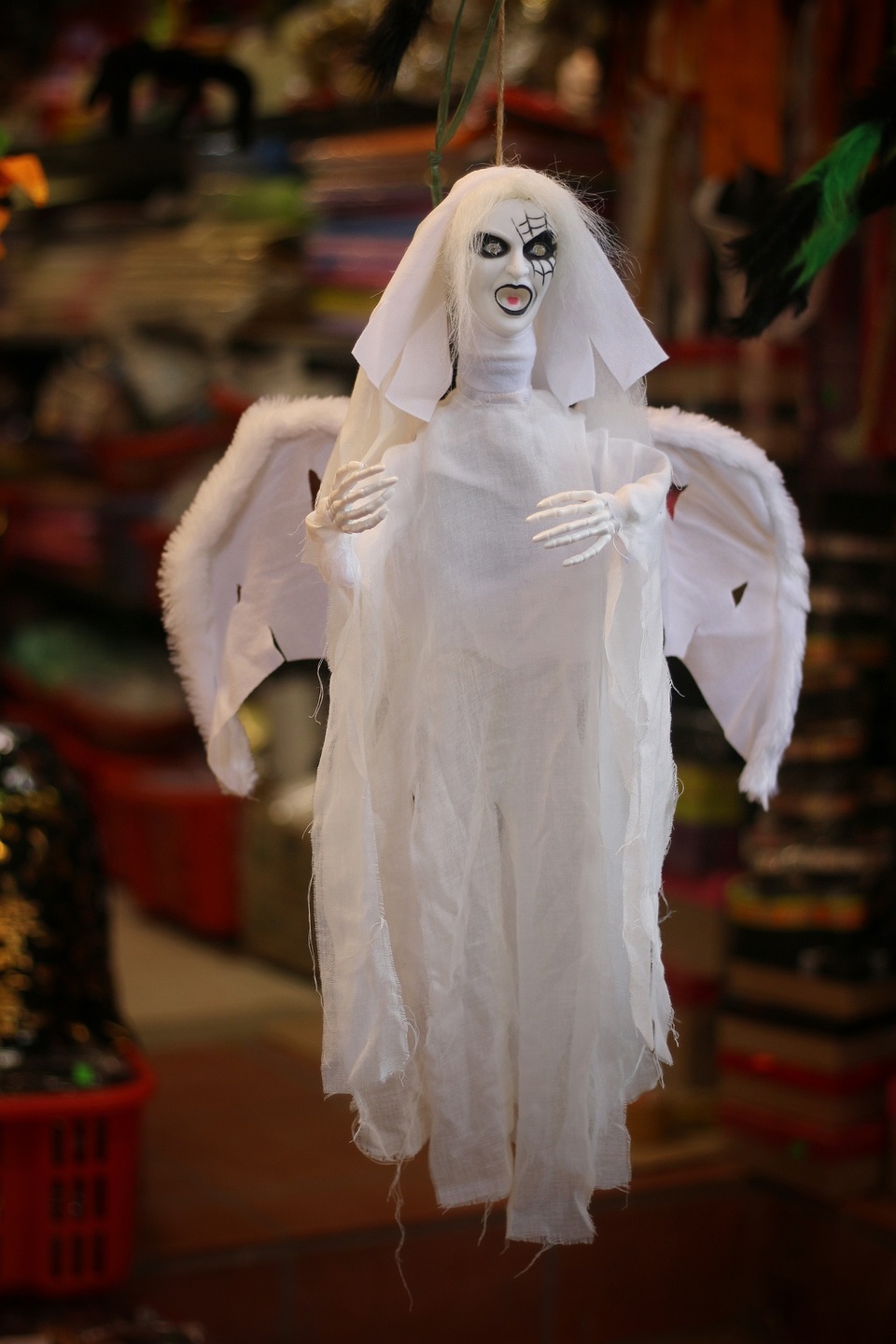 Đồ chơi ma quỷ kinh dị tràn ngập phố cổ trước ngày Halloween - 3 Đồ chơi ma quỷ kinh dị tràn ngập phố cổ trước ngày Halloween - 3