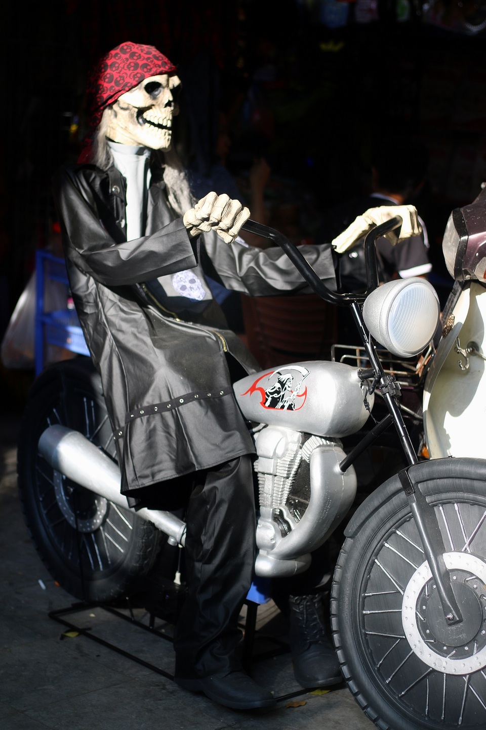 Đồ chơi ma quỷ kinh dị tràn ngập phố cổ trước ngày Halloween - 4 Đồ chơi ma quỷ kinh dị tràn ngập phố cổ trước ngày Halloween - 4