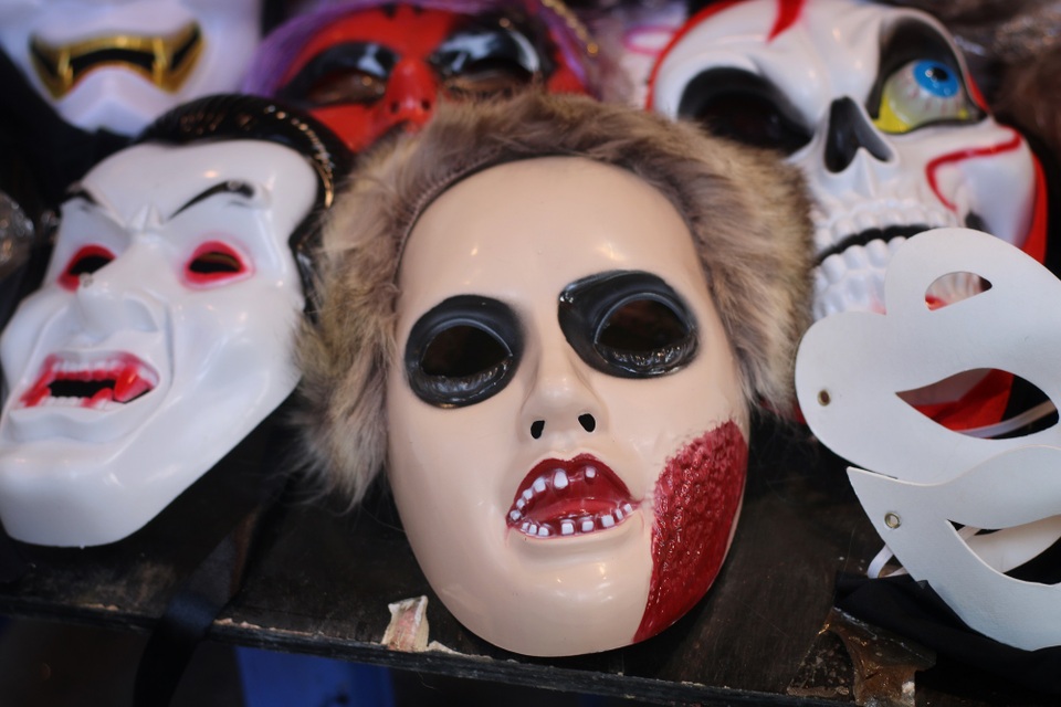Đồ chơi ma quỷ kinh dị tràn ngập phố cổ trước ngày Halloween - 5 Đồ chơi ma quỷ kinh dị tràn ngập phố cổ trước ngày Halloween - 5