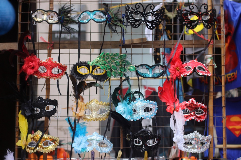 Đồ chơi ma quỷ kinh dị tràn ngập phố cổ trước ngày Halloween - 6 Đồ chơi ma quỷ kinh dị tràn ngập phố cổ trước ngày Halloween - 6