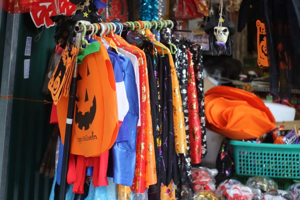 Đồ chơi ma quỷ kinh dị tràn ngập phố cổ trước ngày Halloween - 7 Đồ chơi ma quỷ kinh dị tràn ngập phố cổ trước ngày Halloween - 7