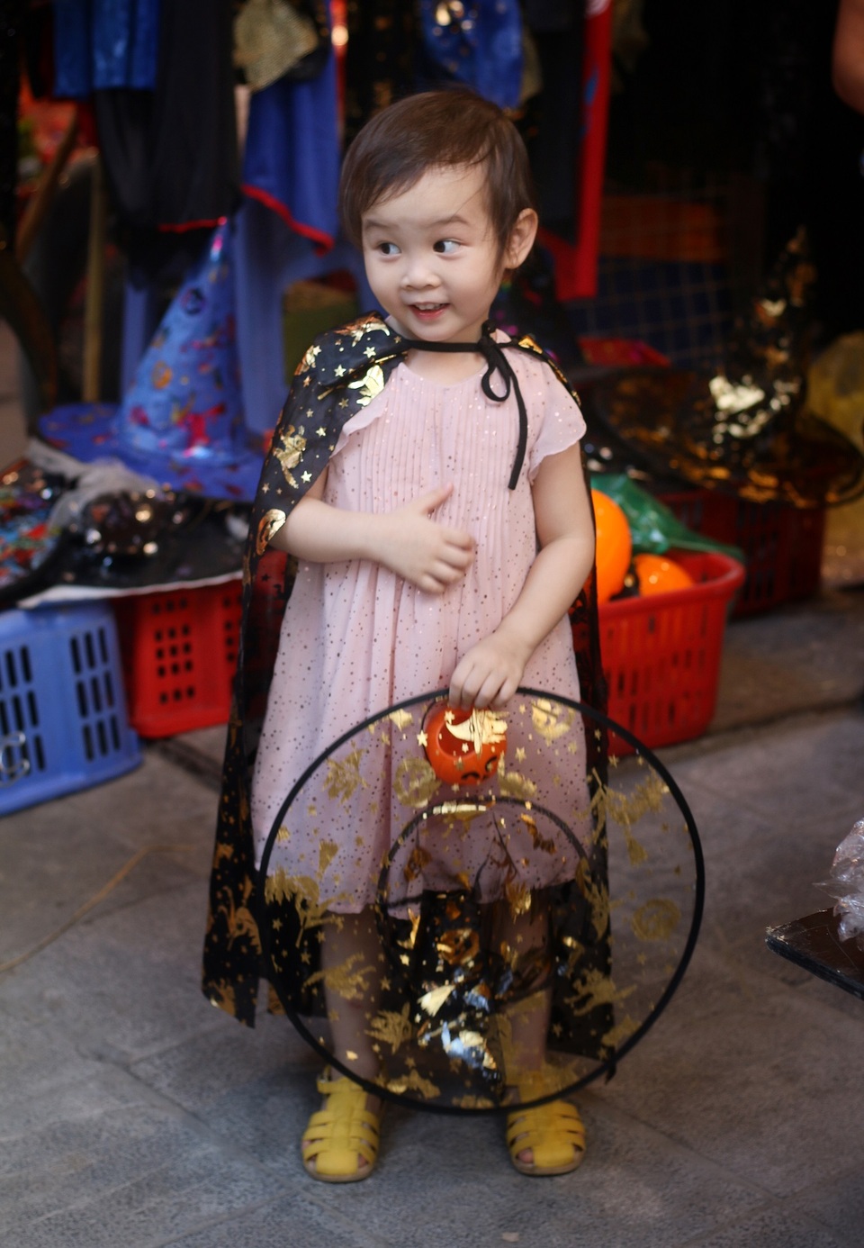 Đồ chơi ma quỷ kinh dị tràn ngập phố cổ trước ngày Halloween - 8 Đồ chơi ma quỷ kinh dị tràn ngập phố cổ trước ngày Halloween - 8