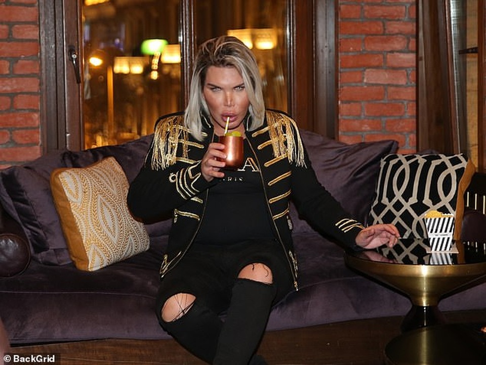 Búp bê Ken Rodrigo Alves tiếp tục phẫu thuật thẩm mỹ - 7 Búp bê Ken Rodrigo Alves tiếp tục phẫu thuật thẩm mỹ - 7