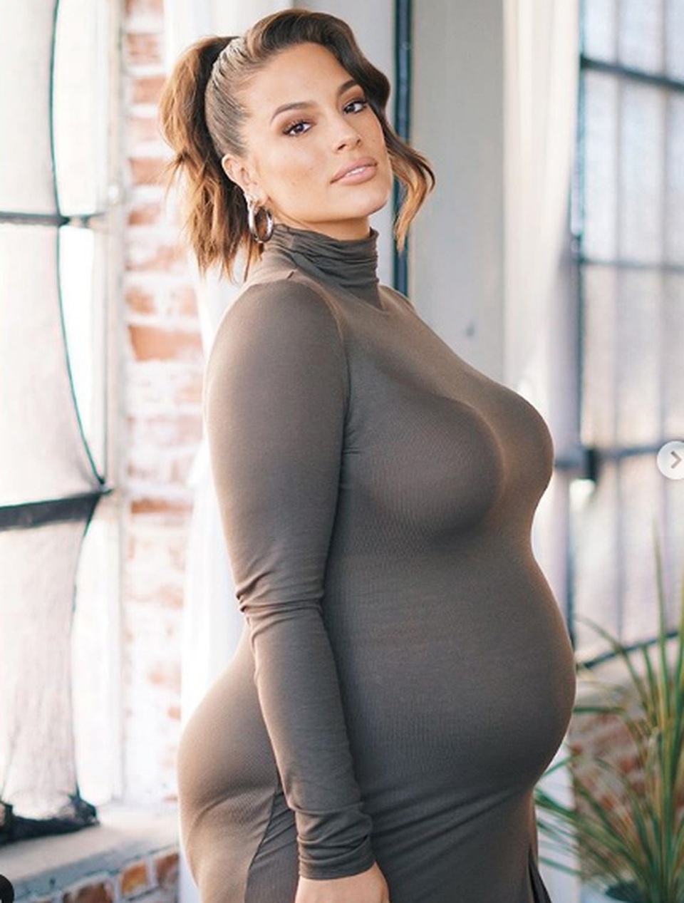 Ashley Graham bế bụng bầu đi dự tiệc hóa trang - 8 Ashley Graham bế bụng bầu đi dự tiệc hóa trang - 8