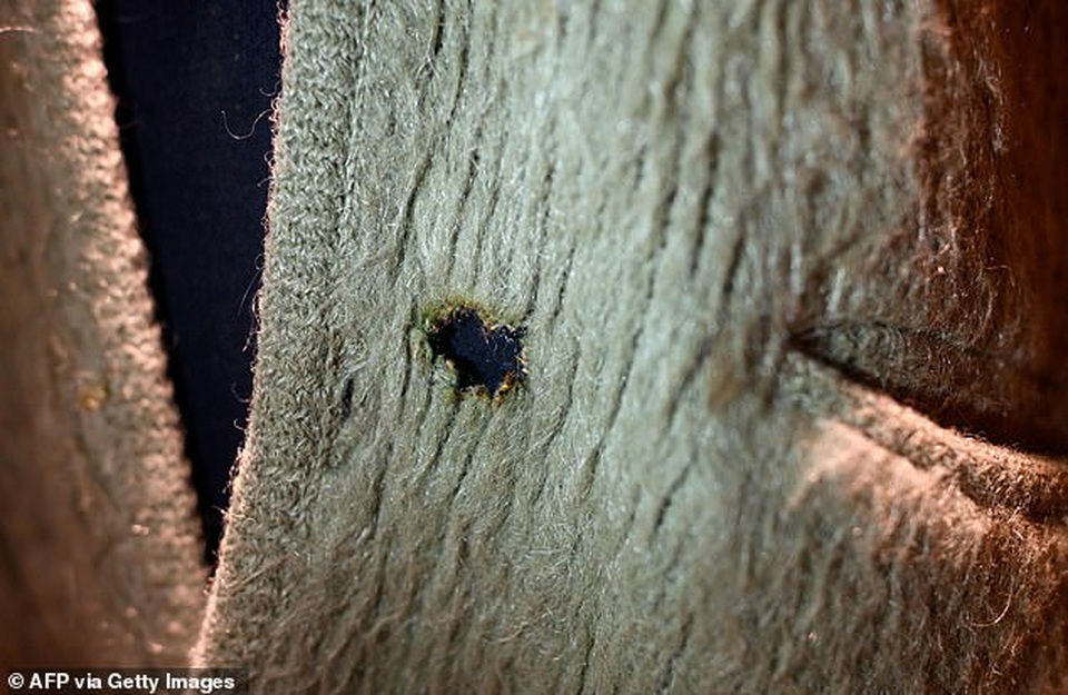 Áo len của danh ca quá cố có giá gần 8 tỷ đồng - 4 Áo len của danh ca quá cố có giá gần 8 tỷ đồng - 4