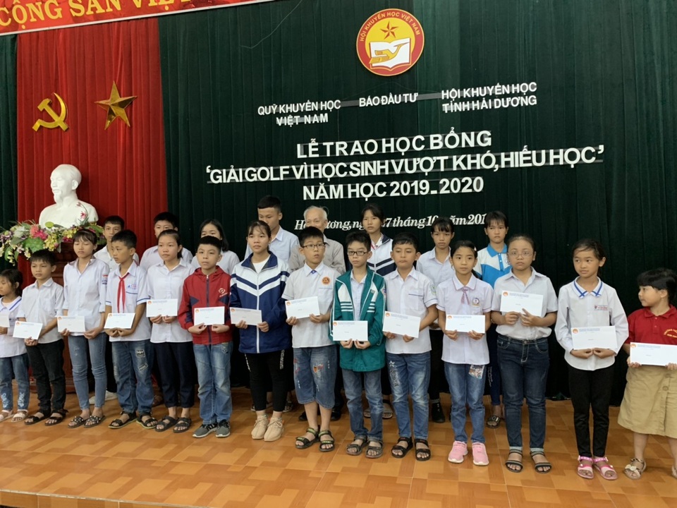 Hải Dương: 65 học sinh giỏi nhận học bổng giải golf “Vì học sinh vượt khó, hiếu học” - 1 Hải Dương: 65 học sinh giỏi nhận học bổng giải golf “Vì học sinh vượt khó, hiếu học” - 1