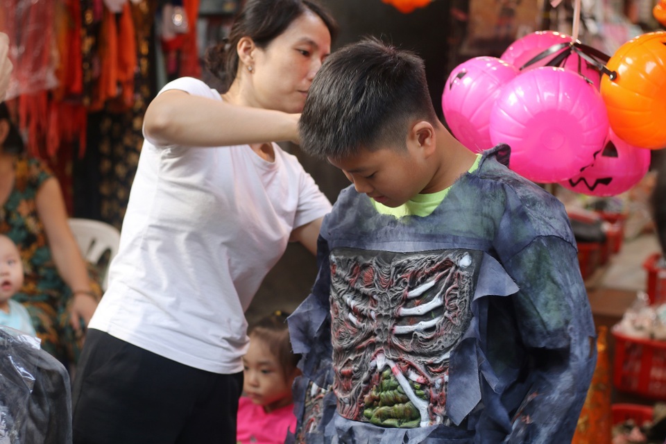 Đồ chơi ma quỷ kinh dị tràn ngập phố cổ trước ngày Halloween - 9 Đồ chơi ma quỷ kinh dị tràn ngập phố cổ trước ngày Halloween - 9