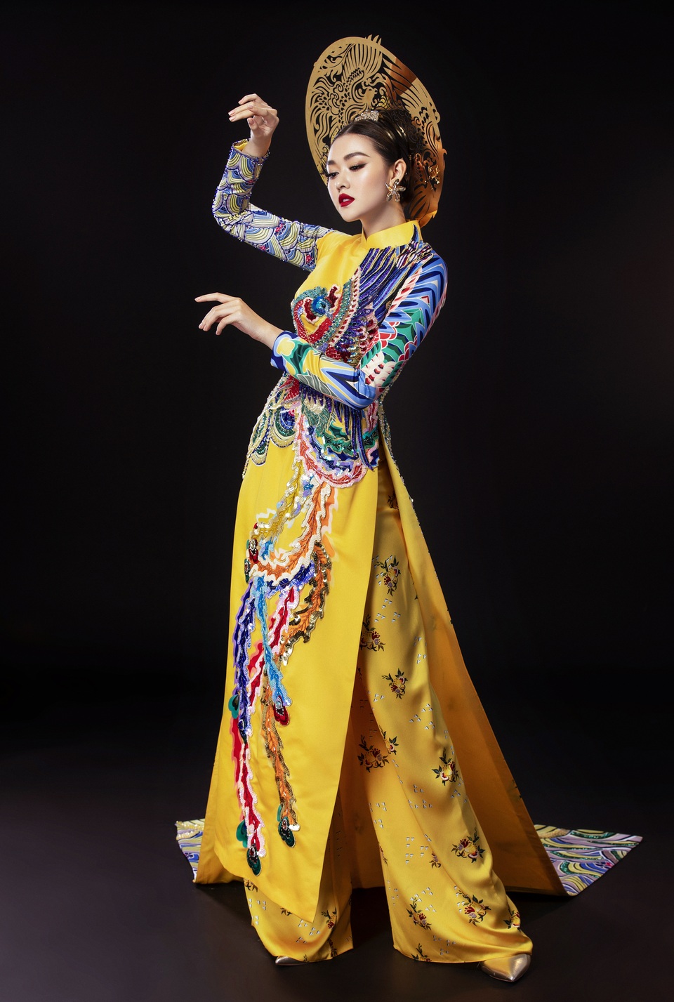 Á hậu Tường San khó chọn trang phục dân tộc khi đi thi quốc tế - 5 Á hậu Tường San khó chọn trang phục dân tộc khi đi thi quốc tế - 5