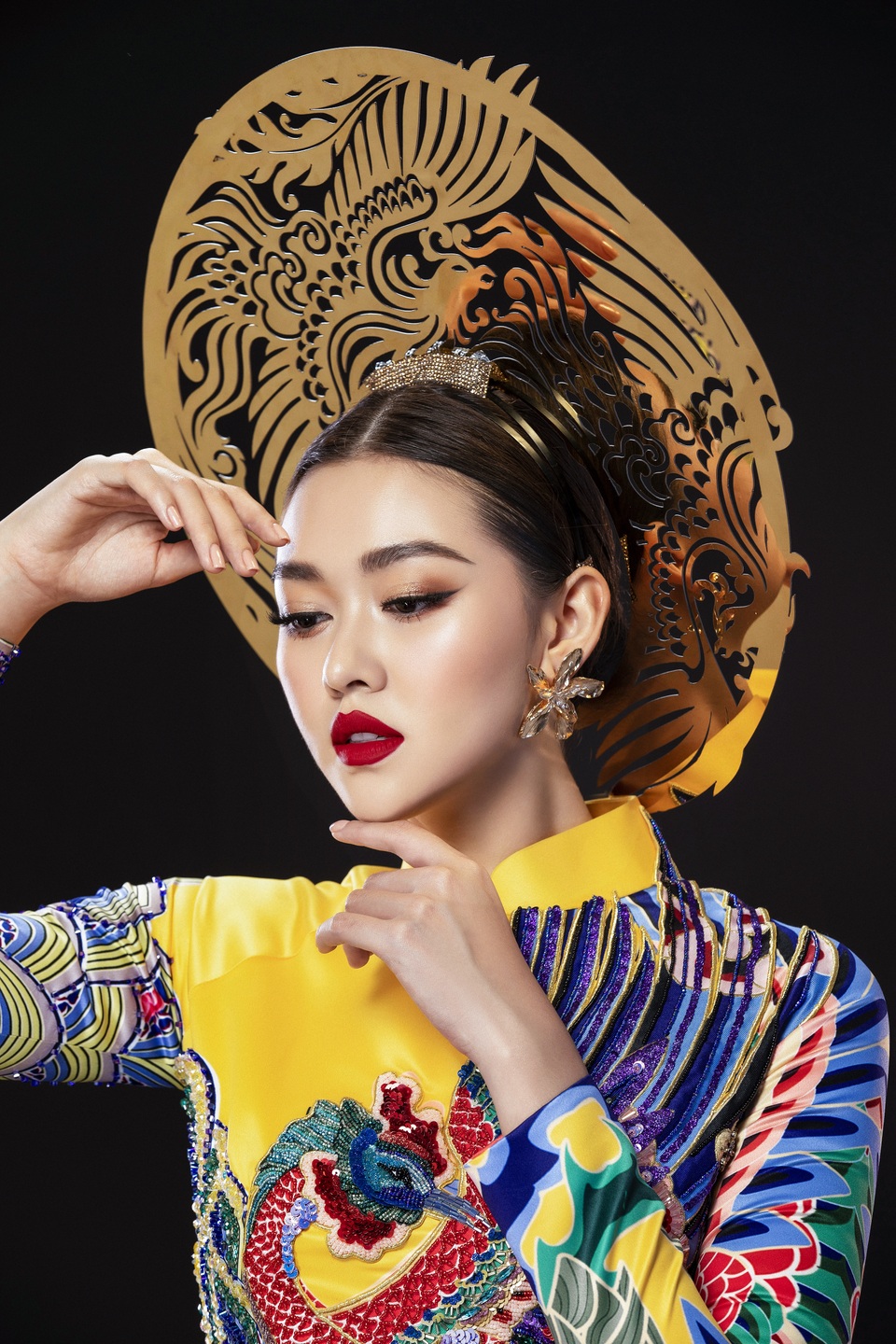 Á hậu Tường San khó chọn trang phục dân tộc khi đi thi quốc tế - 6 Á hậu Tường San khó chọn trang phục dân tộc khi đi thi quốc tế - 6